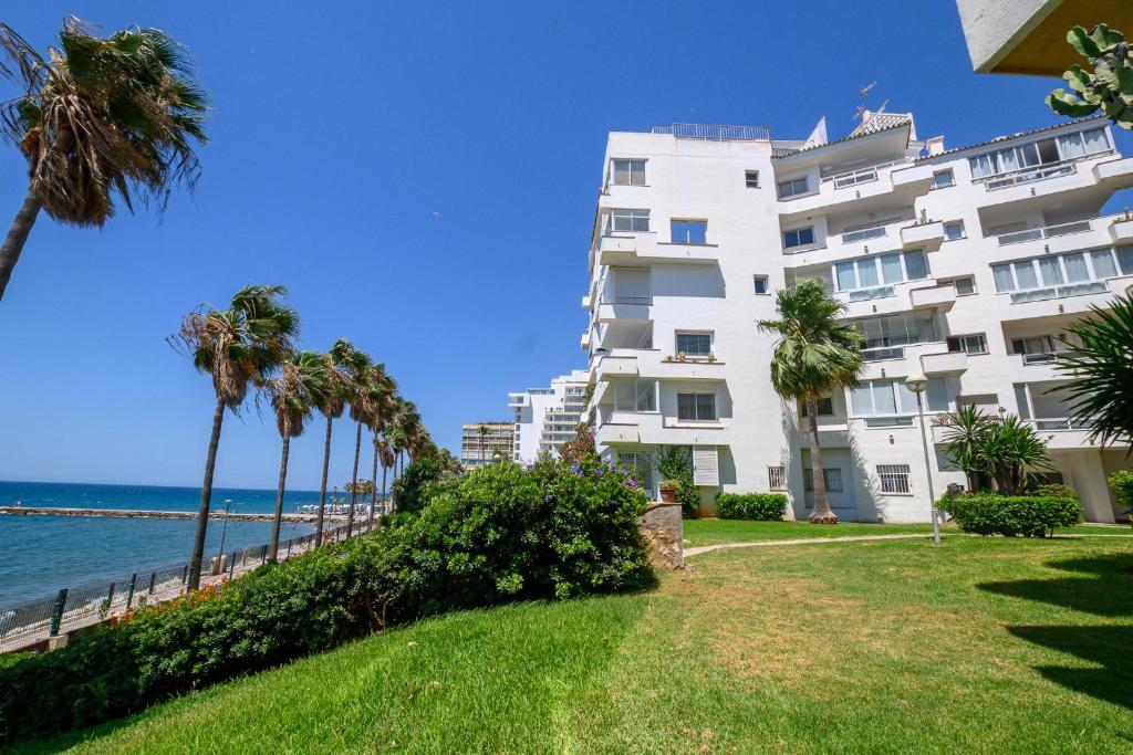 SEA VIEW & BEACH ACCESS - Center