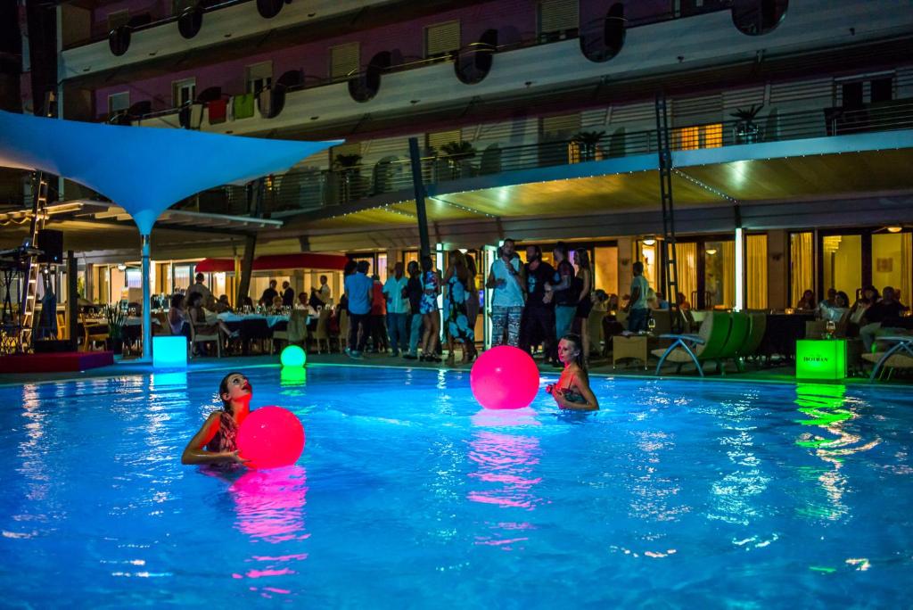 Bazén v ubytování Hotel Cesare Augustus nebo v jeho okolí