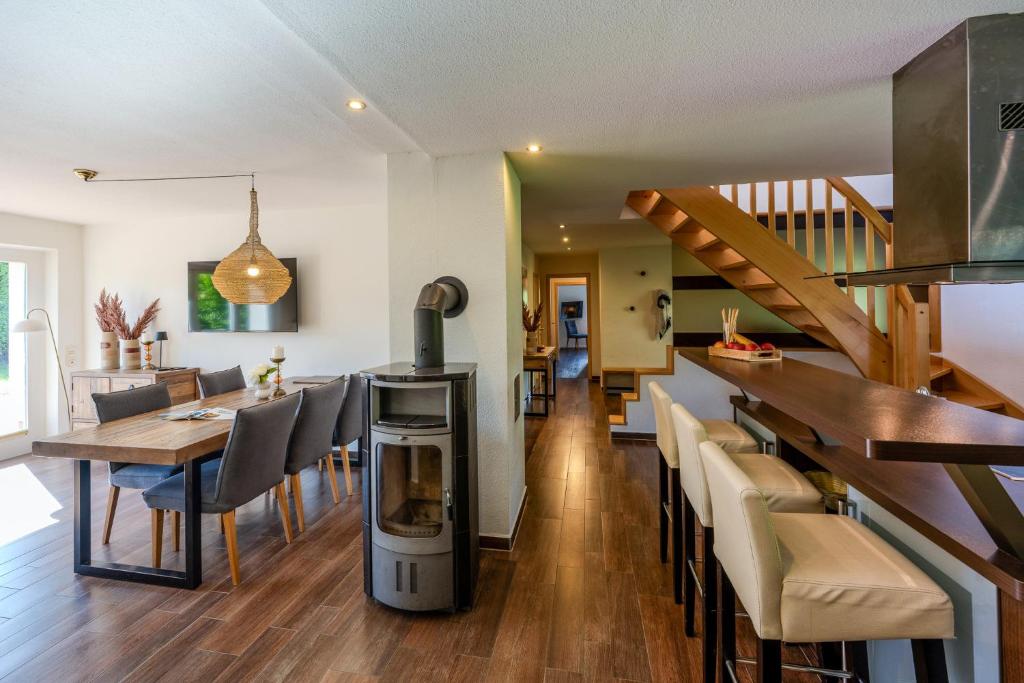 a kitchen and dining room with a table and chairs at Seemannshus in Born
