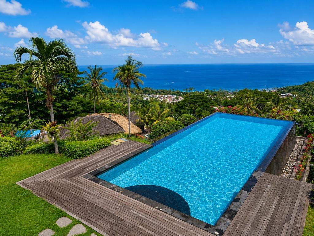 an infinity pool with the ocean in the background at Villa Layar with Private Pool and Ocean View in Lajor