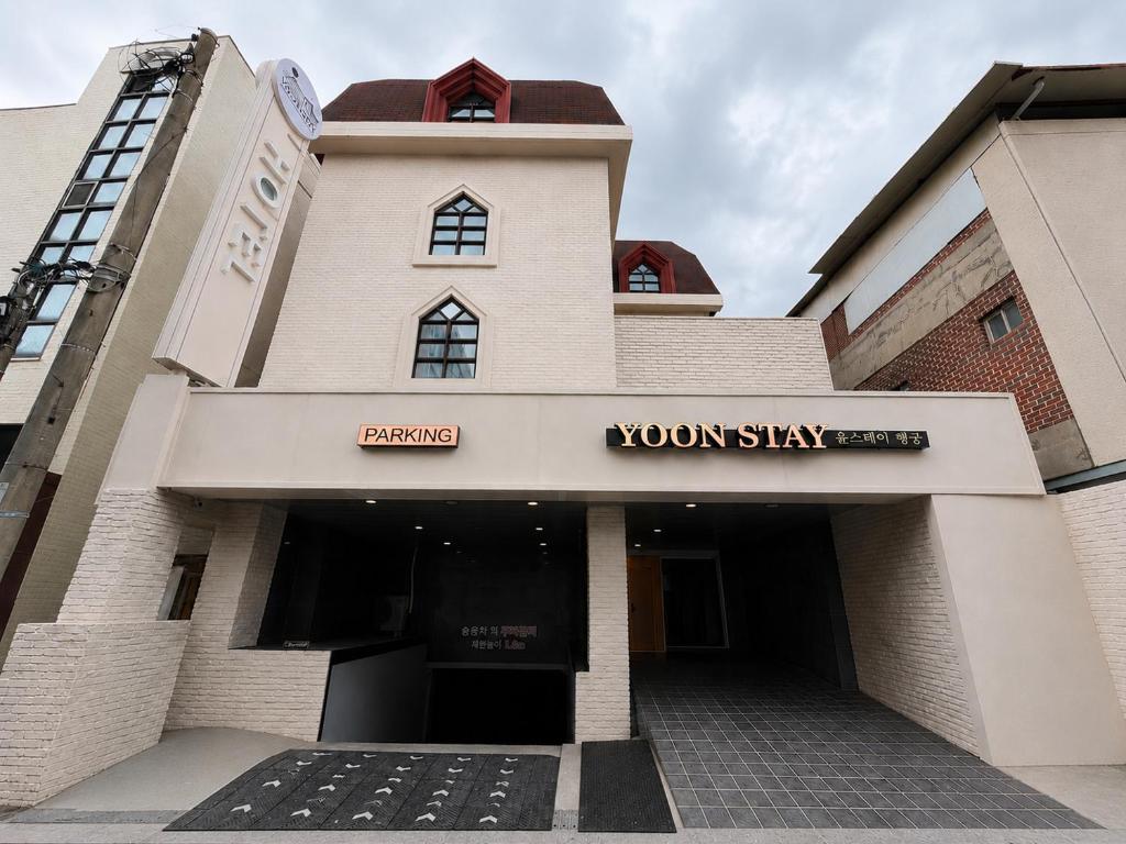 a view of the front of a building at 윤스테이 행궁 호텔-Yoonstay Haenggung in Suwon