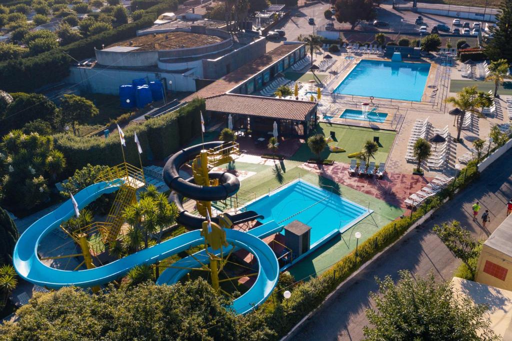 an overhead view of a water park with two pools at Kampaoh Âncora in Vila Praia de Âncora