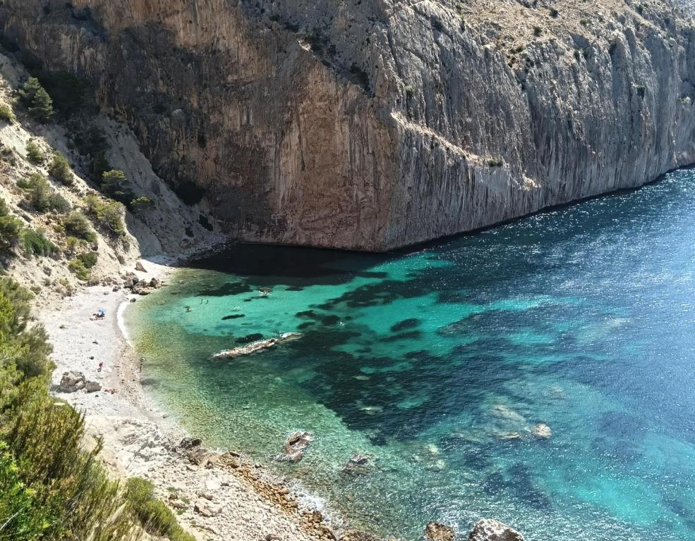 a view of a beach with turquoise water at DIVINO LUC, frente a la Cala Racó del Corb in Altea