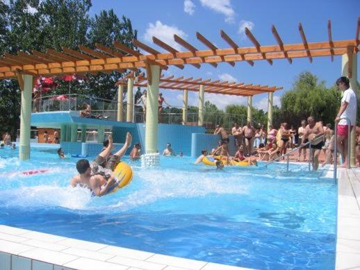 Piscina de la sau aproape de Hotel Fortuna