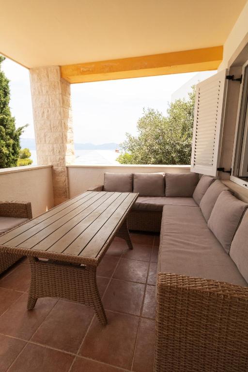 a living room with a couch and a table at Starfish Apartments in Sutivan