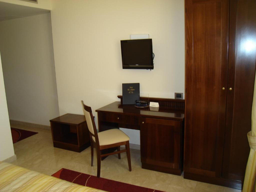 TV a/nebo společenská místnost v ubytování Hotel Le Palme
