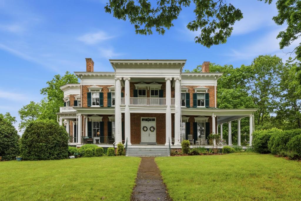 an old house with a large yard at Rockwood Manor Bed & Breakfast in Dublin