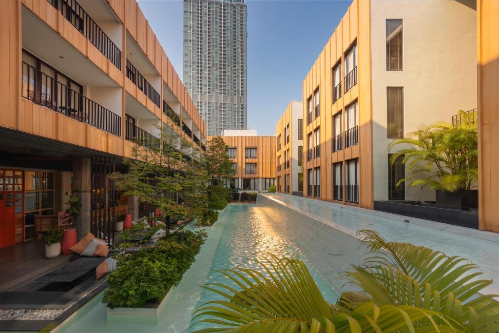 The long central pool corridor between the hotel’s two main building wings.