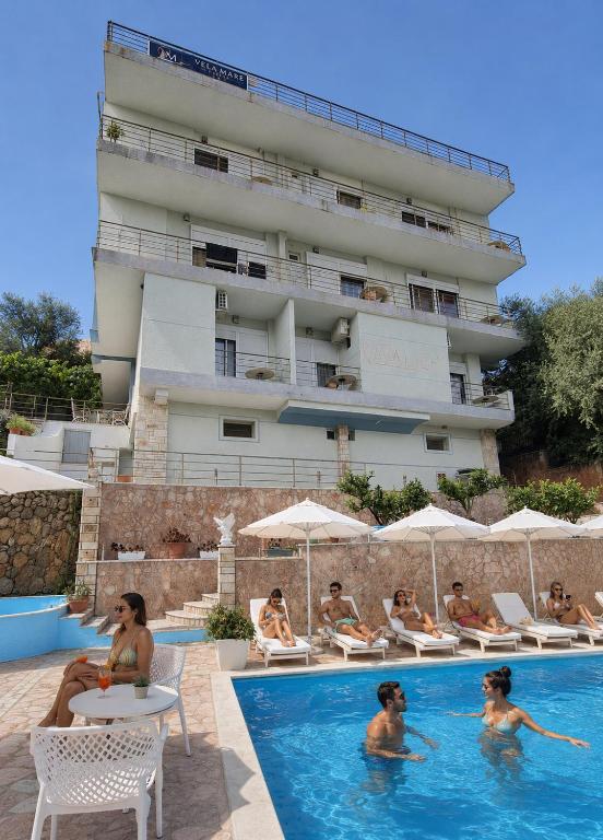 Eine Gruppe von Menschen sitzt im Pool eines Hotels in der Unterkunft Hotel Vela Mare in Borsh