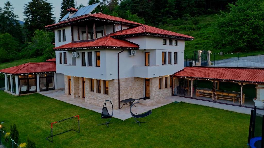 an aerial view of a house with a yard at Вила Релакс in Pamporovo