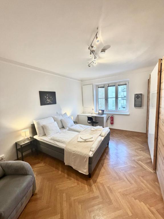 a large bedroom with a bed and a couch at Stilvolles Apartment im Herzen von Krems in Krems an der Donau