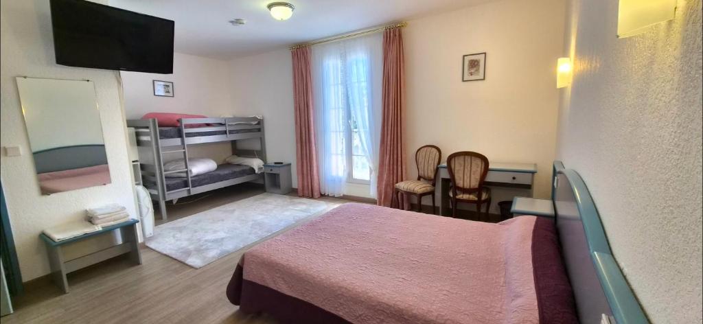 a room with a bedroom with a bed and a mirror at Gravezon in Lunas