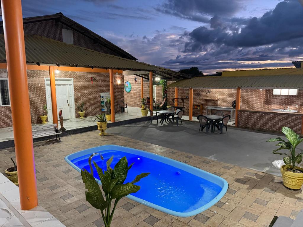 a large blue tub sitting on a patio at Casa Calleb in Presidente Figueiredo