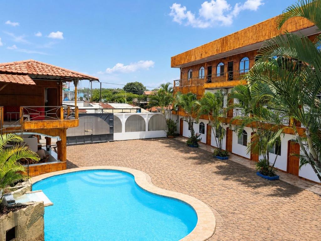 ein Resort mit Schwimmbad und einem Gebäude in der Unterkunft ECUADOR Hotel Pedernales MrRobert in Pedernales
