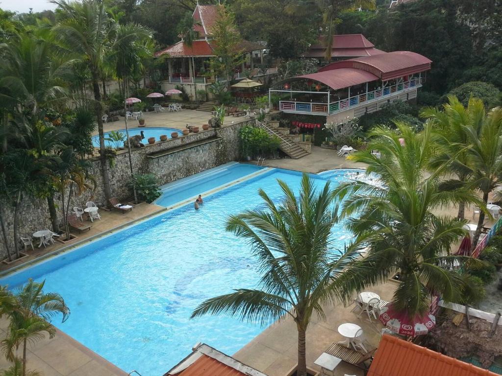 una vista aérea de una piscina en un complejo en Grand Mandarin Betong Hotel, en Betong
