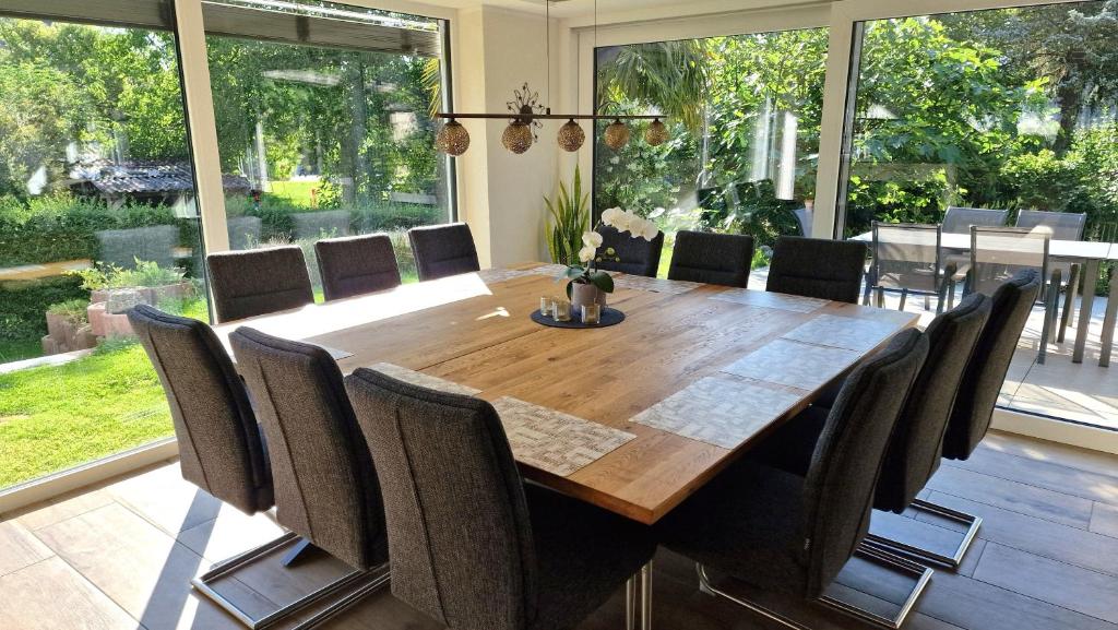 a dining room with a wooden table and chairs at Ferienhaus Blütenlodge Bodensee in Lindau-Bodolz