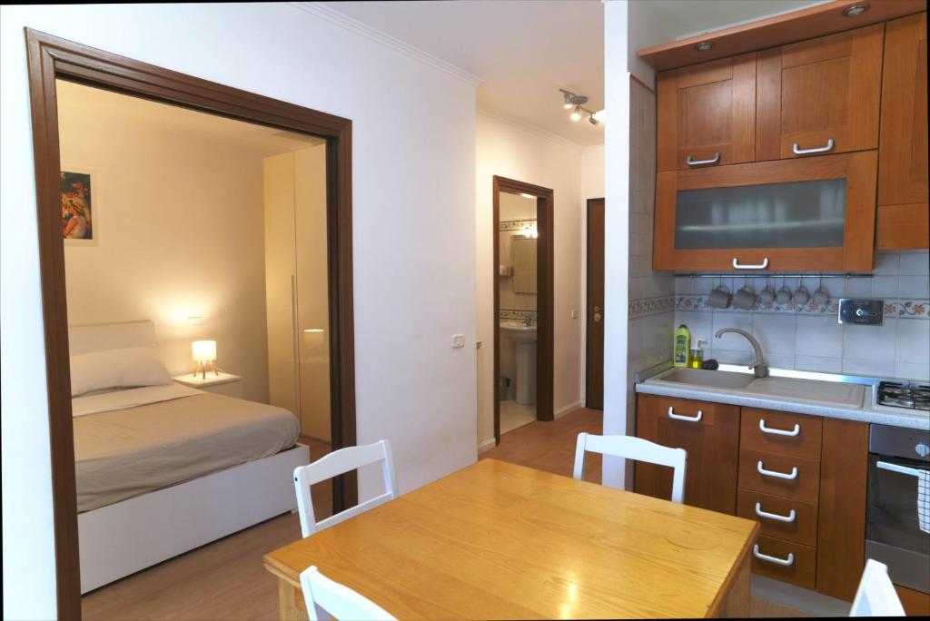 a small apartment with a kitchen and a bedroom at Appartamento con veranda tra Roma e il mare in Vitinia