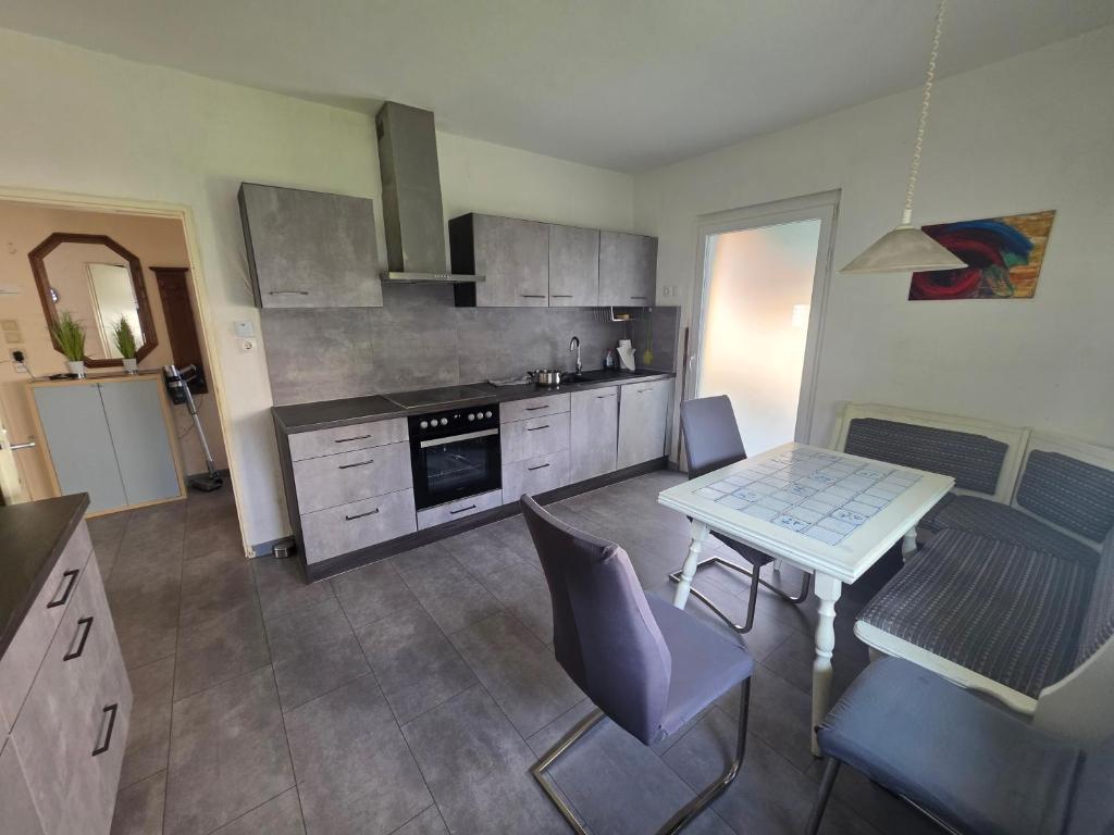 a kitchen with a table and a table and chairs at Büdingen Hanau Frankfurt Monteurwohnung in Büdingen