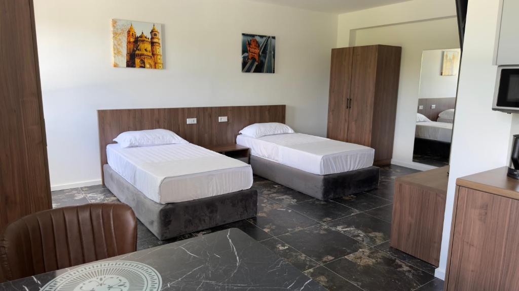 a bedroom with two beds and a mirror at CHM Boarding Worms in Worms