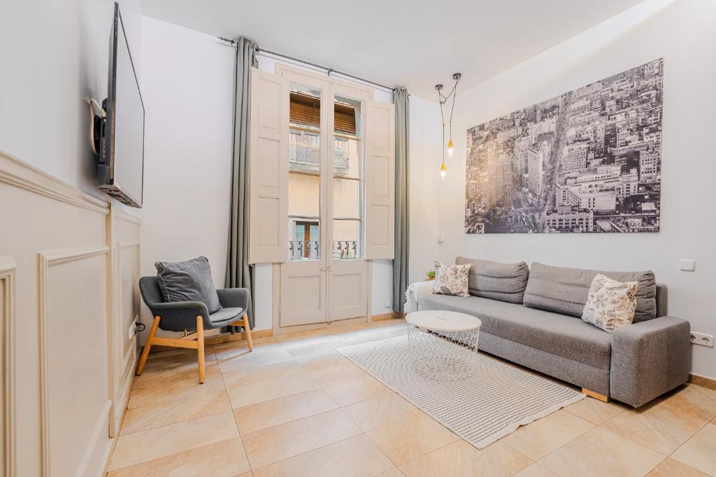 a living room with a couch and two chairs at Torre de Gracia Barcelona in Barcelona