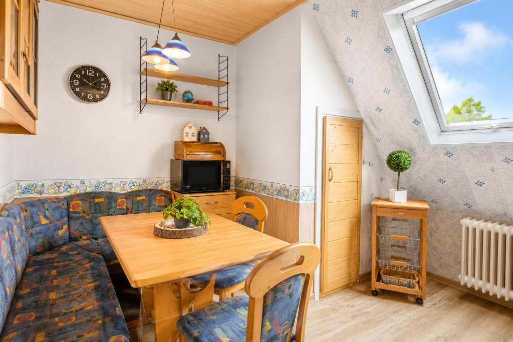 a living room with a table and a couch at Dünenlounge Dornumersiel in Dornum