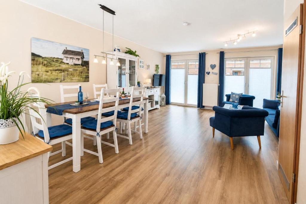 a kitchen and living room with a table and chairs at Kleine Meereskrabbe in Werdum
