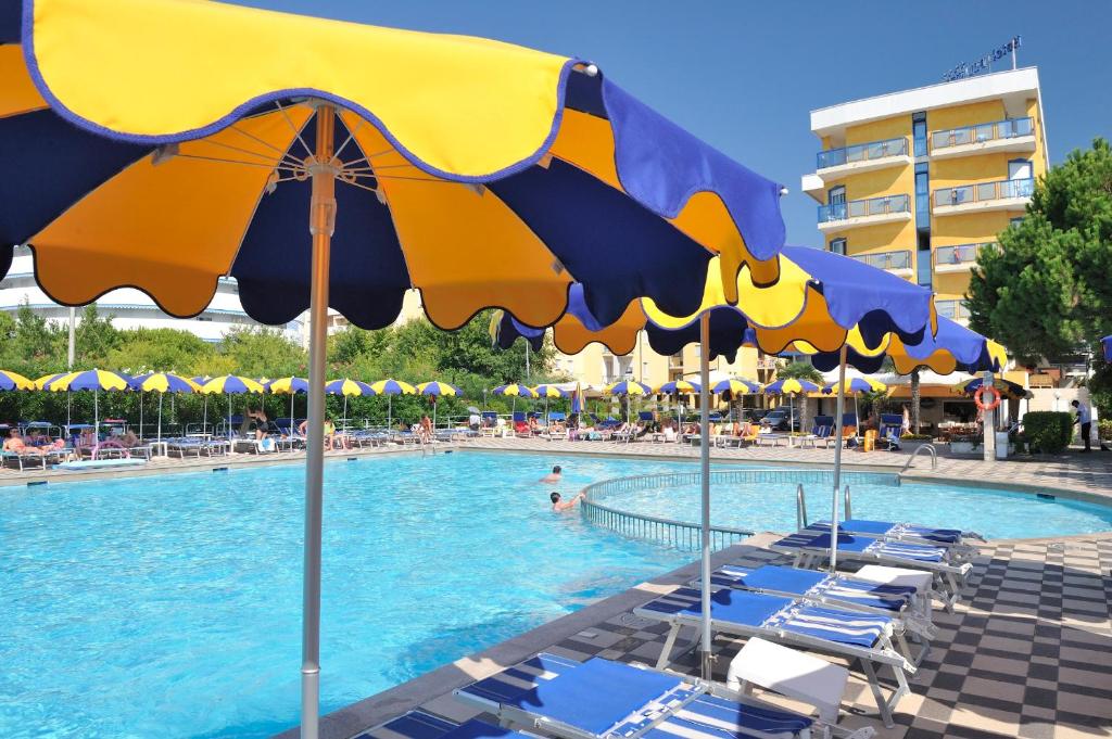 Bazén v ubytování Hotel Bellevue nebo v jeho okolí