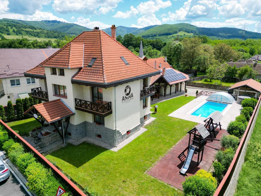 an aerial view of a house with a swimming pool at Vila Anna in Malnaş Băi