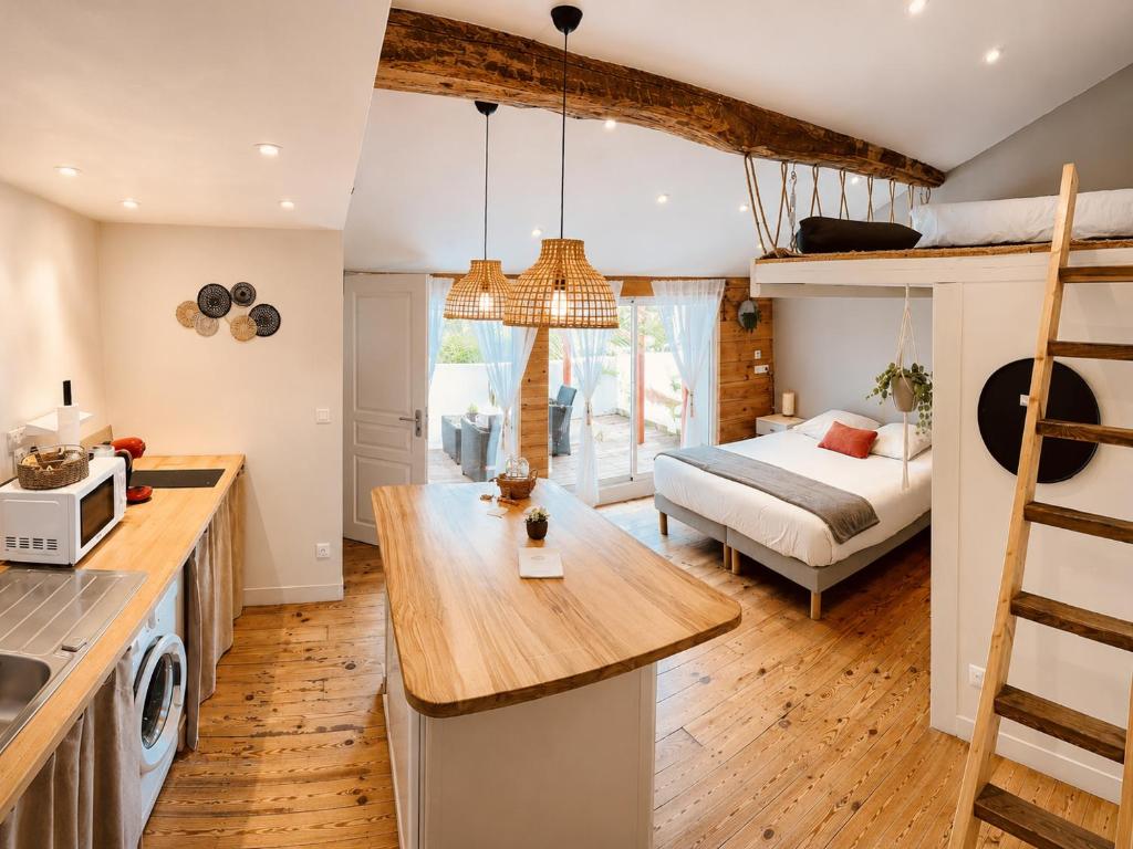a kitchen and living room with a bed in a room at Plan B - Chambres & Studios in Saint-Jean-Pied-de-Port