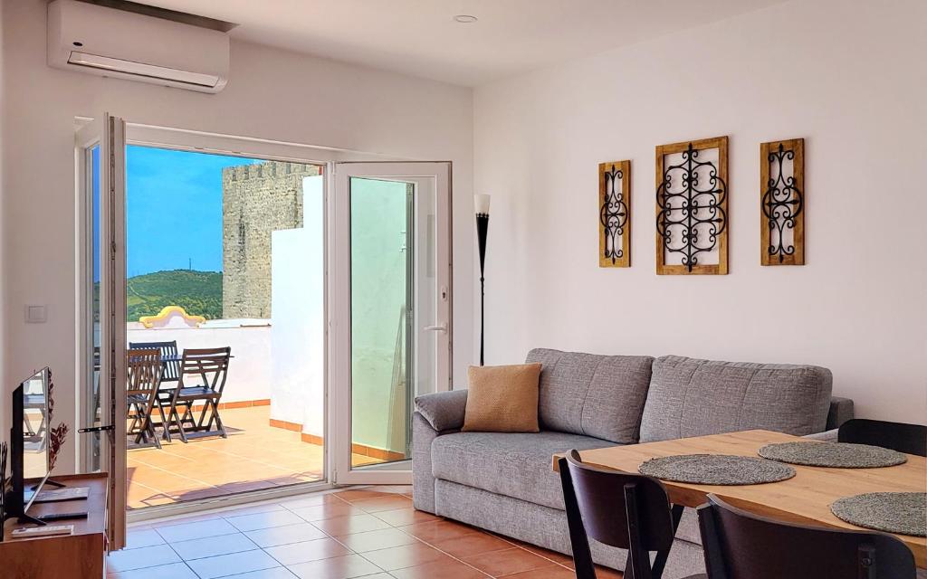 ein Wohnzimmer mit Sofa und Tisch in der Unterkunft Casa Yalbash in Elvas