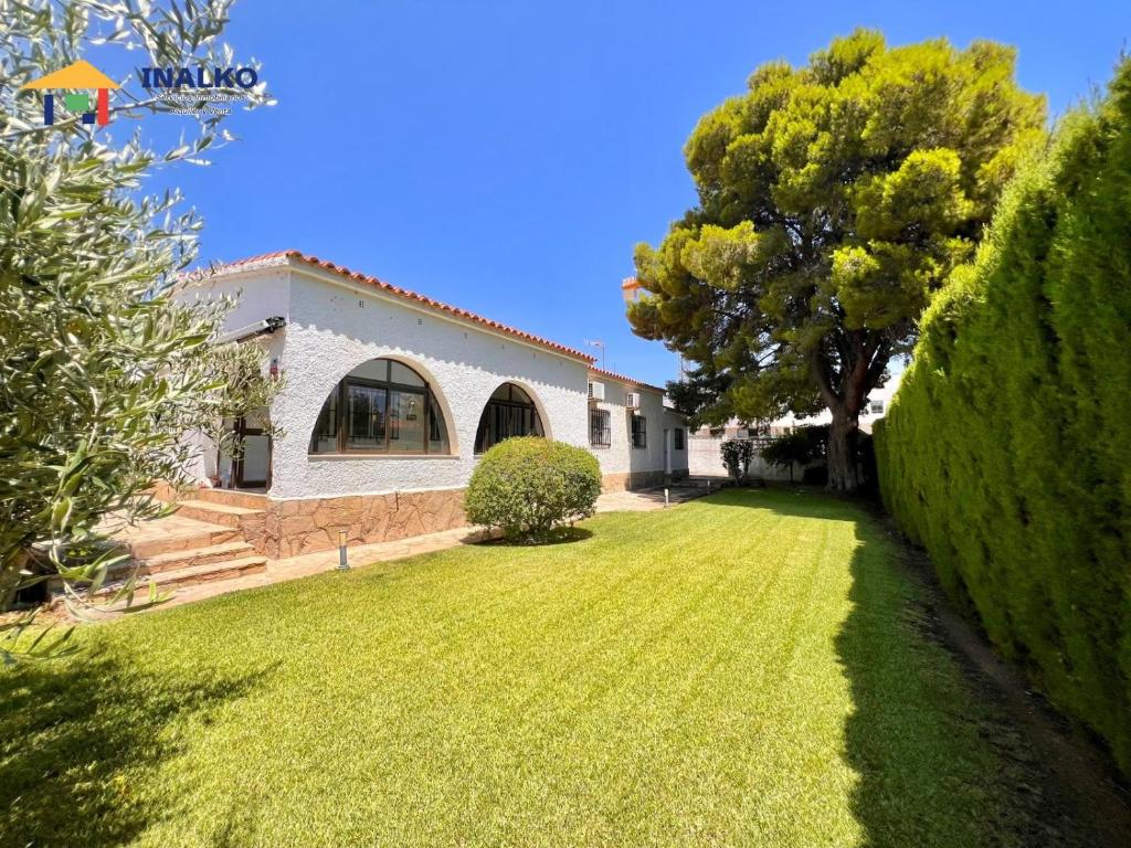 a house with a large lawn in front of it at Villa Marina - Inalko in Alcossebre