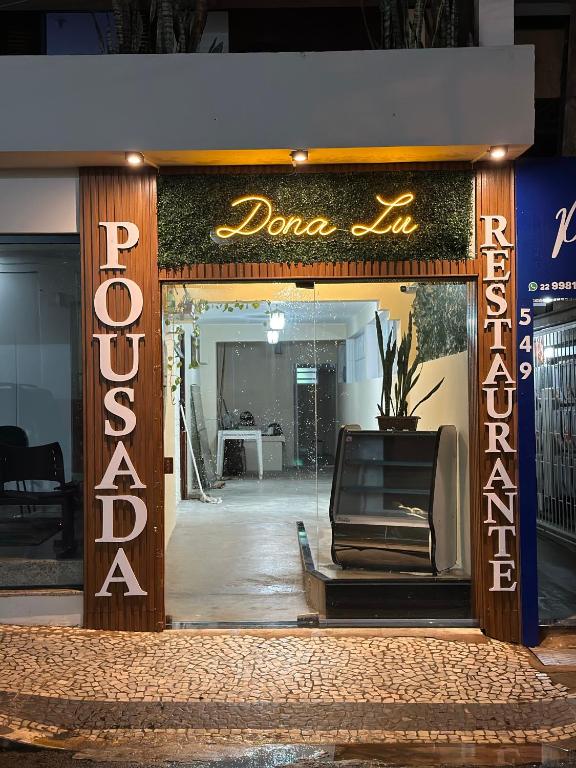 a store front with a sign that reads dora exit at Pousada e Restaurante Dona Lu in Itaperuna