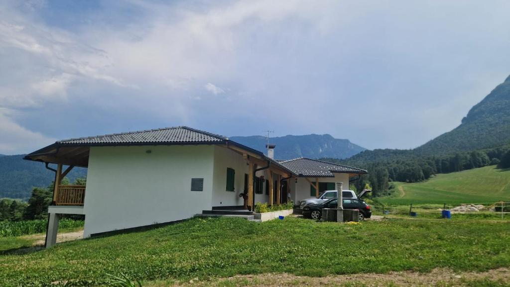 a house with a car parked in front of it at MASO CLENA in Balbido-rango