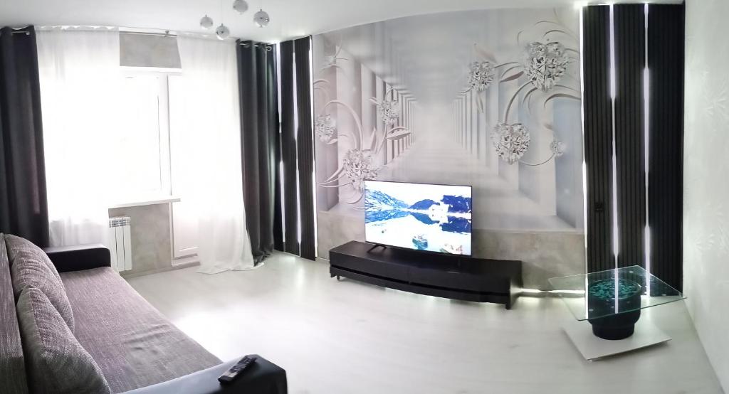 ein Wohnzimmer mit Sofa und Fernseher in der Unterkunft Michael Apartment in Valga