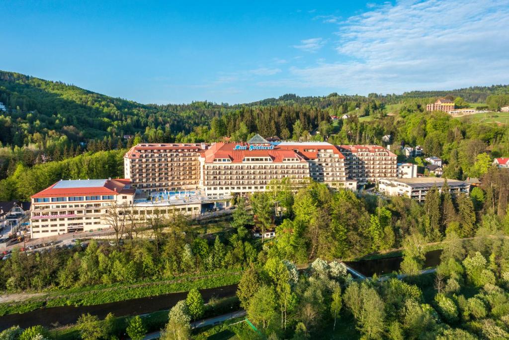 vista aerea di un edificio in una foresta di Hotel Gołębiewski Wisła a Wisła