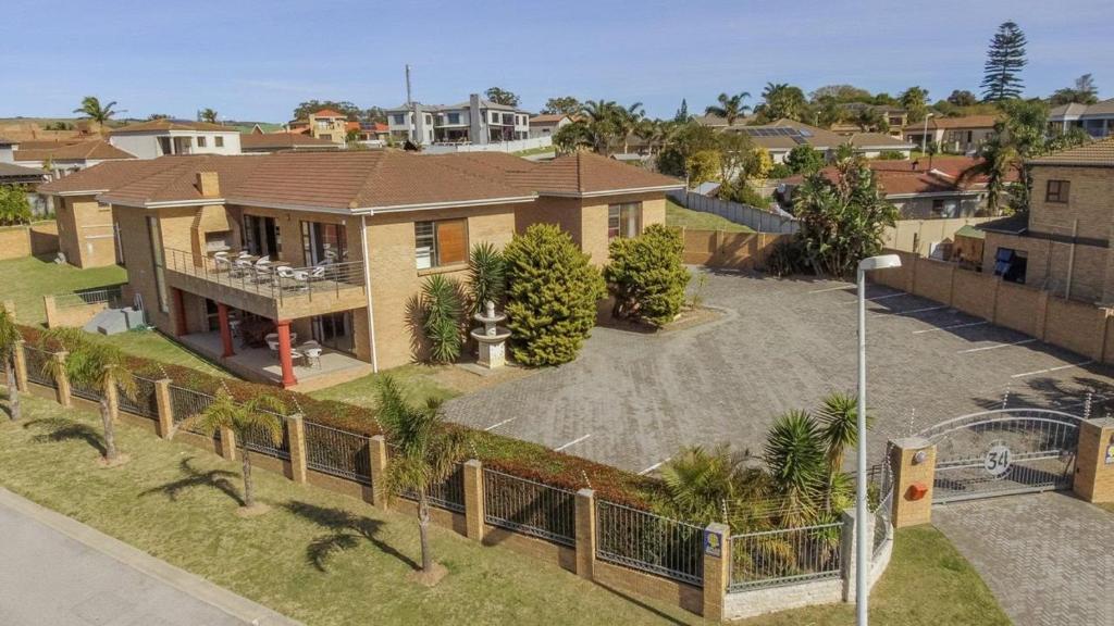 an aerial view of a house with a yard at Diamond Style Guesthouse in Gqeberha