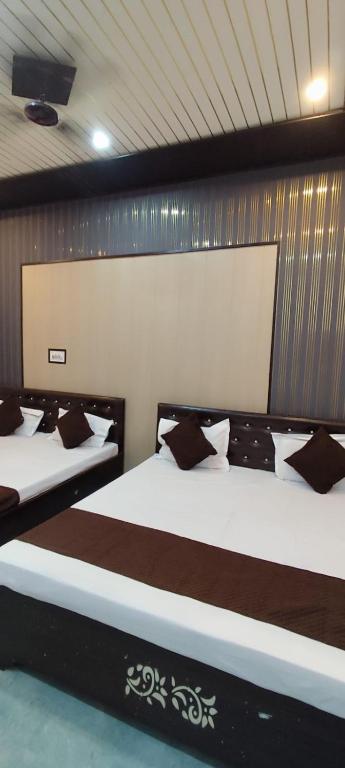 two beds in a room with at Ma jamwanti homestay in Ayodhya