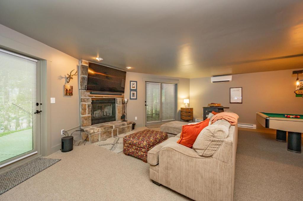 a living room with a couch and a pool table at Black Bear Lodge by Railey Vacations in Oakland