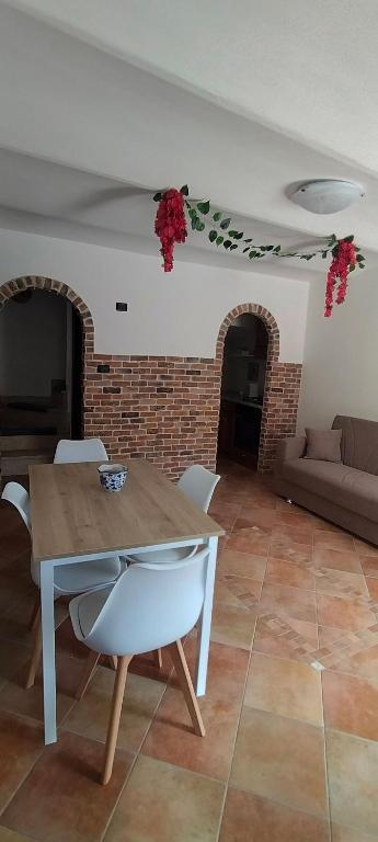 ein Wohnzimmer mit einem Holztisch und Stühlen in der Unterkunft Casa Eman in Barrea