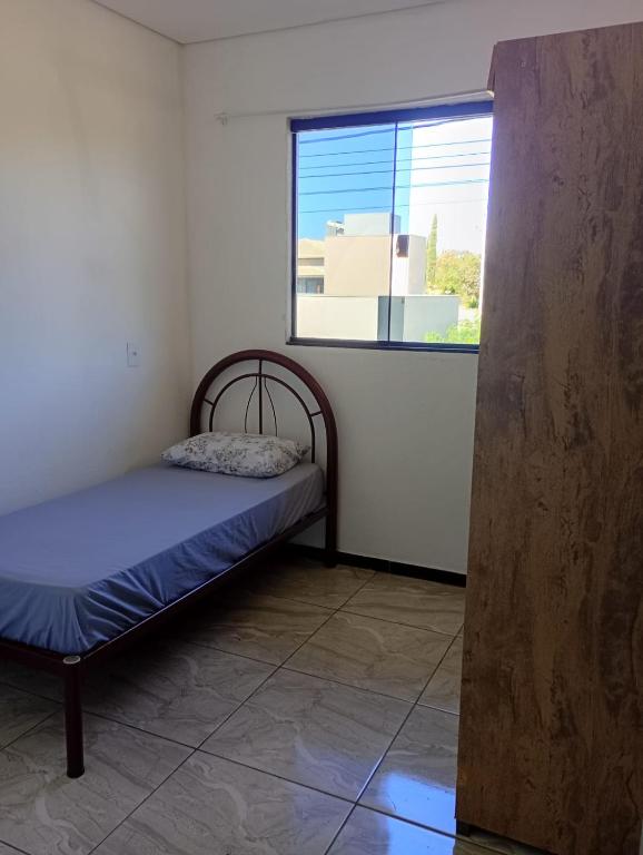 a small bedroom with a bed and a window at Quartos Residencial Arcos in Arcos
