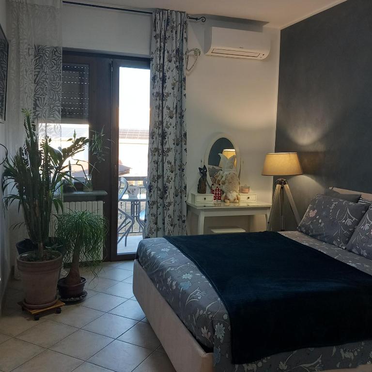 a bedroom with a bed and a view of a balcony at Elisabeth House in Roletto