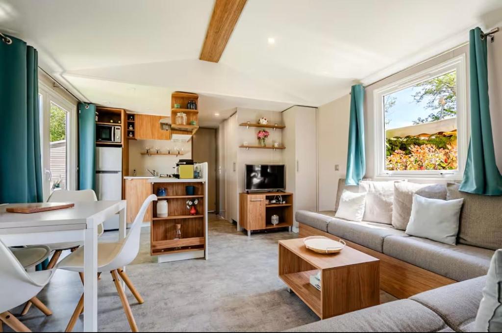 a living room with a couch and a table at Le petit paradis du golfe in Gassin