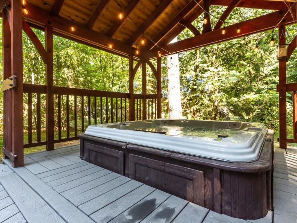 una vasca idromassaggio su un ponte di legno di Wild Goose Lodge a Glacier