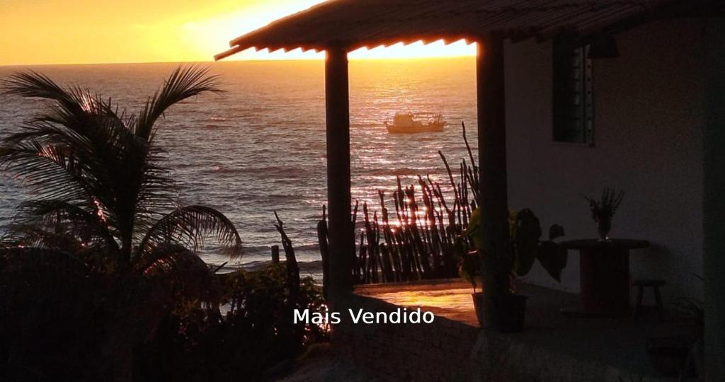 a house with a view of the ocean at sunset at Casinha Estrela do Mar o Oceano aos seus Pés in Aracati