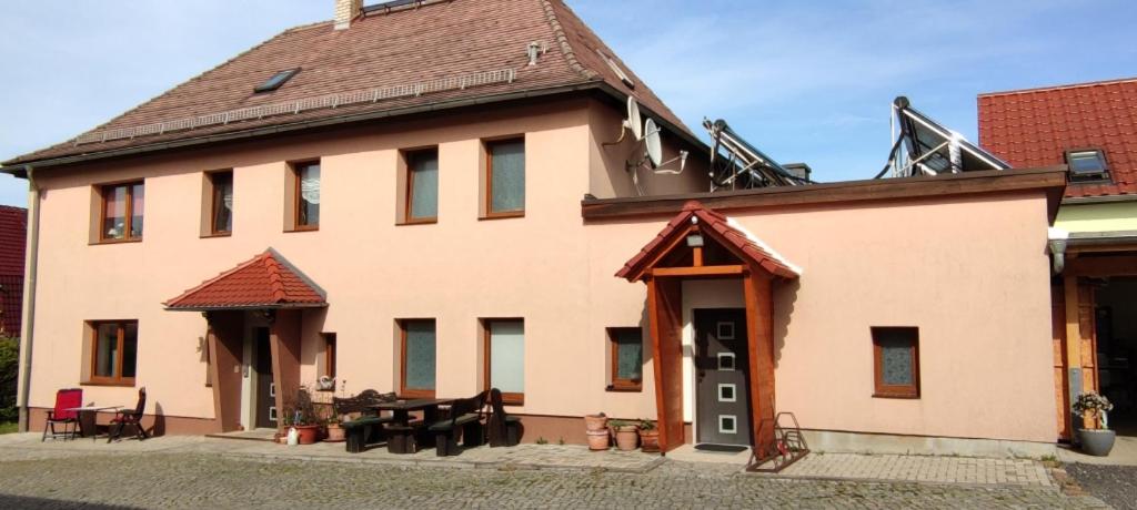 a large building with a picnic table in front of it at Ferienwohnungen auf einem rustikalen 3 Seitenhof in Göda