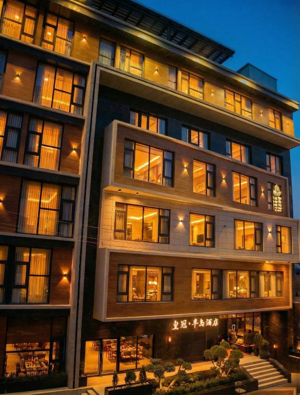 a large building with many windows at night at 皇冠半岛酒店 - TAJ Boutique Hotel in Baghdād