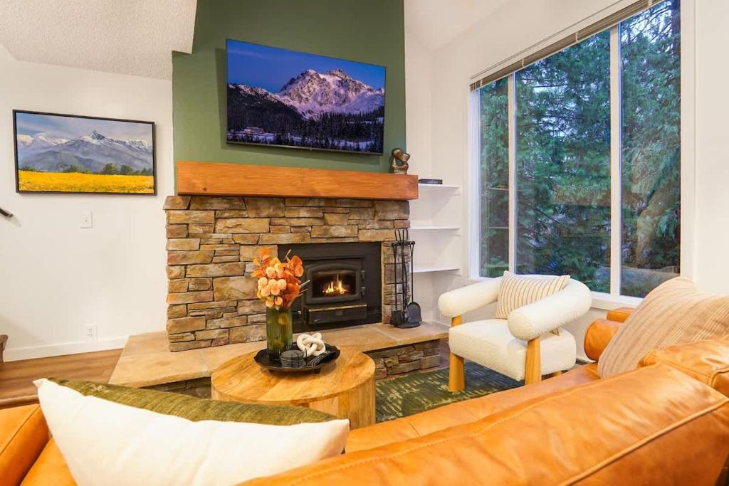a living room with a couch and a fireplace at Crystal Creek Retreat in Bellingham
