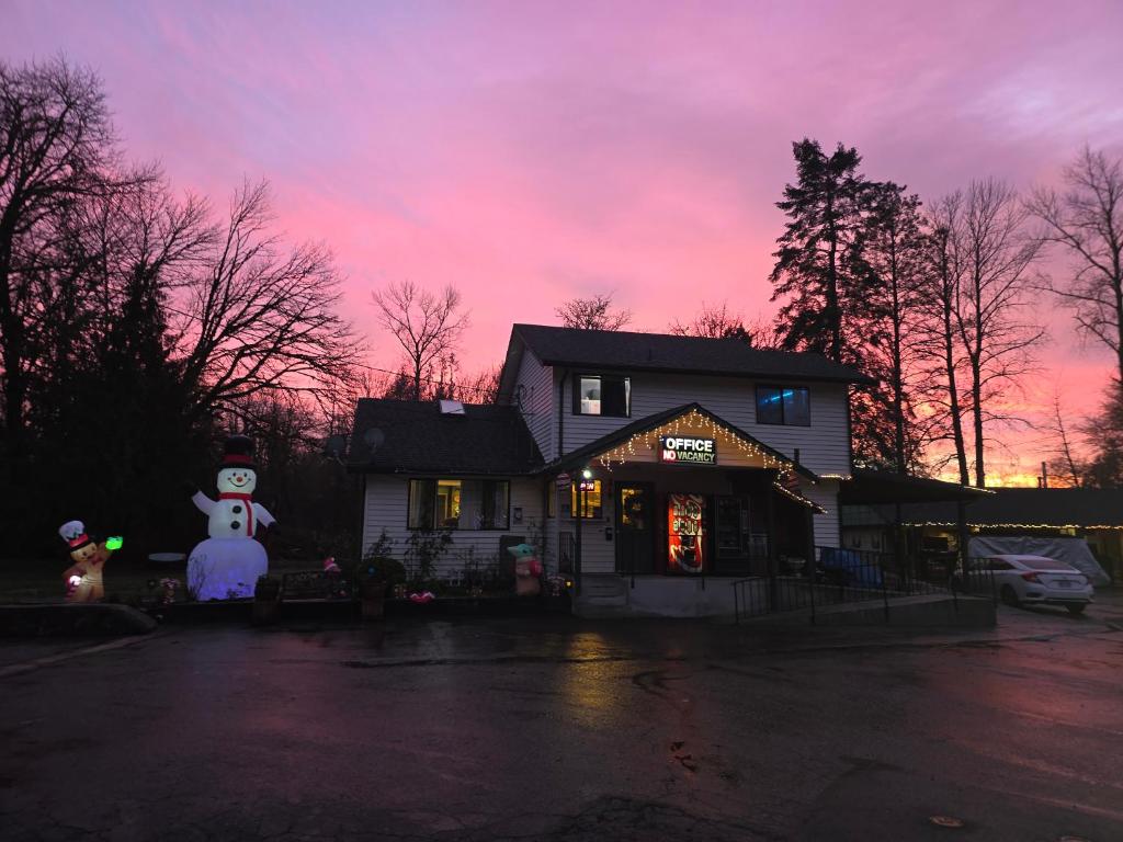 a house with a snowman in front of it at Monroe Motel Near Seattle Everett WA in Monroe