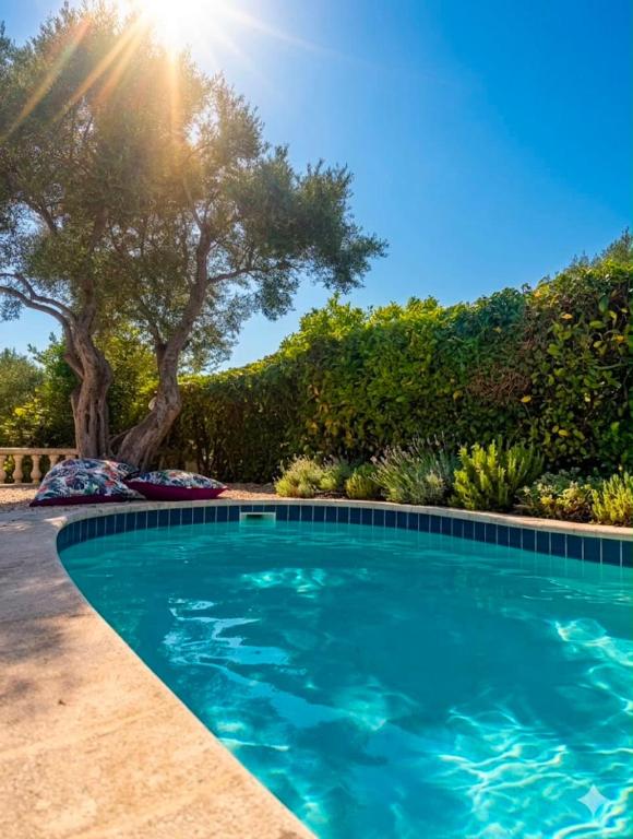 La Maison du Bonheur - private pool and sea view