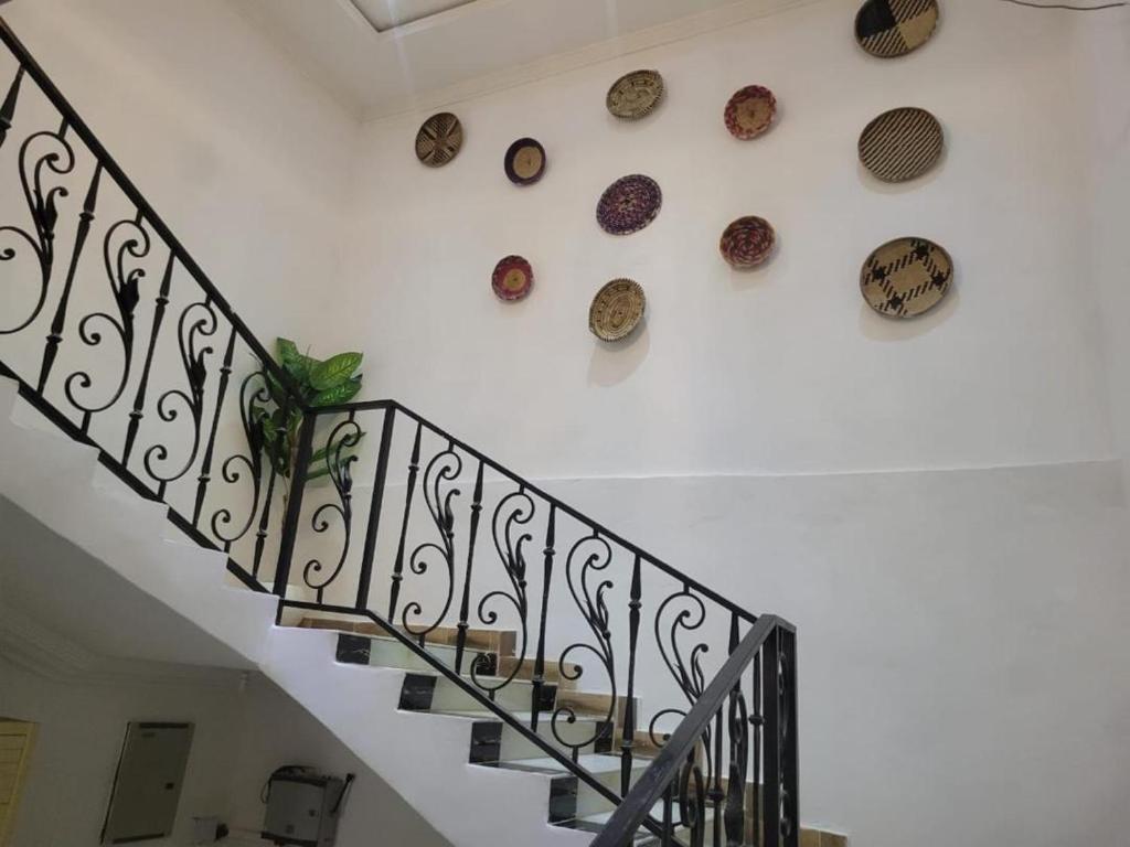 eine Treppe mit vielen Tellern an einer Wand in der Unterkunft HattiHome in Freetown